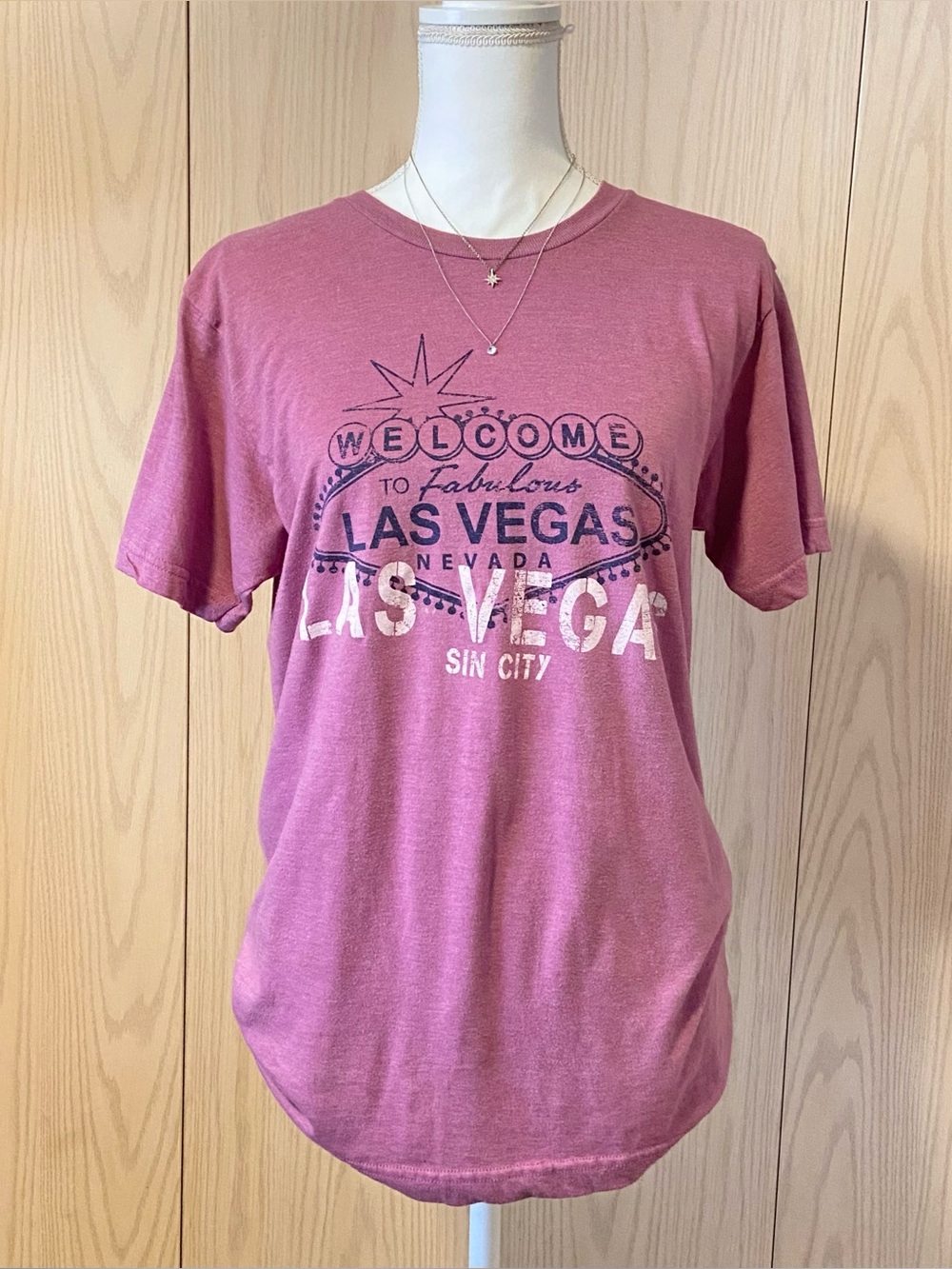 Y2K Las Vegas Shirt Women’s Medium Purple Graphic Short Sleeve Tee Classic Retro